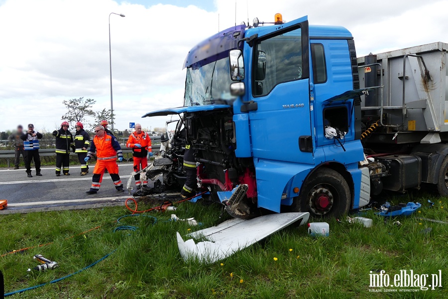 Wze Wschd: czoowe zderzenie dwch ciarwek. Jedna osoba ciko ranna, fot. 19