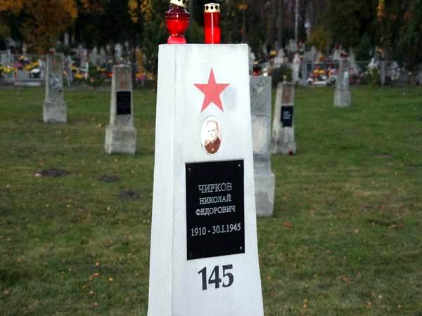 Cmentarz Żołnierzy Armii Radzieckiej w dniu Wszystkich , fot. 17