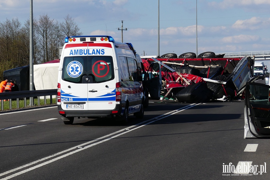 Wypadek na S22. Po zderzeniu dwóch pojazdów ciężarówka zablokowała na kilka godzin "Berlinkę", fot. 1