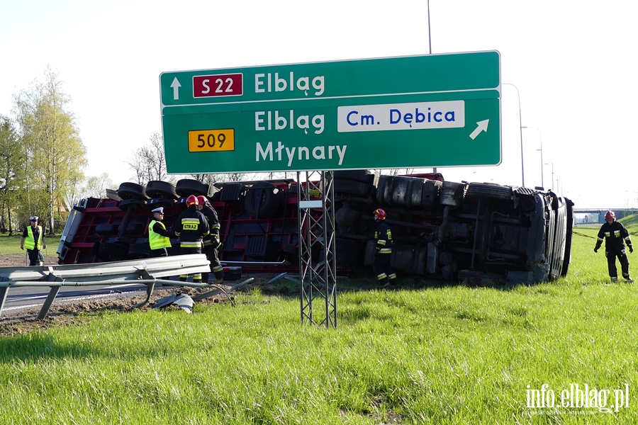 Wypadek na S22. Po zderzeniu dwóch pojazdów ciężarówka zablokowała na kilka godzin "Berlinkę", fot. 15
