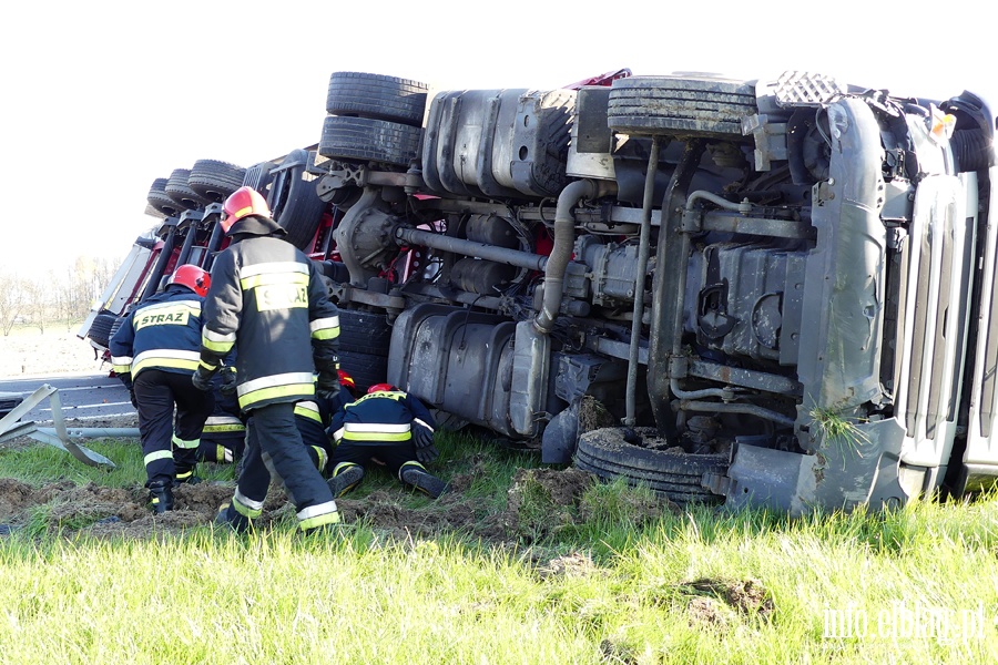 Wypadek na S22. Po zderzeniu dwóch pojazdów ciężarówka zablokowała na kilka godzin "Berlinkę", fot. 16