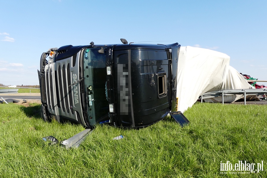 Wypadek na S22. Po zderzeniu dwóch pojazdów ciężarówka zablokowała na kilka godzin "Berlinkę", fot. 19