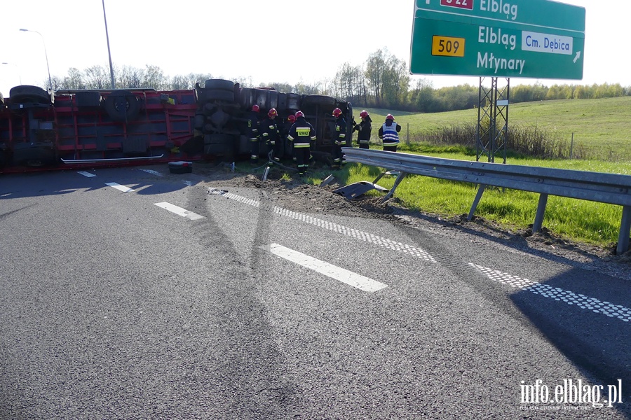 Wypadek na S22. Po zderzeniu dwóch pojazdów ciężarówka zablokowała na kilka godzin "Berlinkę", fot. 22