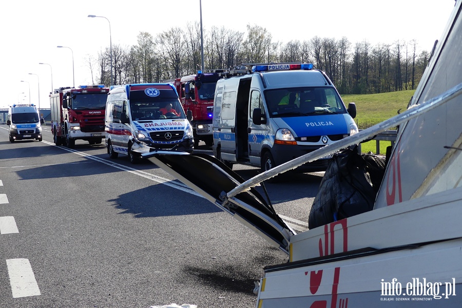 Wypadek na S22. Po zderzeniu dwóch pojazdów ciężarówka zablokowała na kilka godzin "Berlinkę", fot. 24