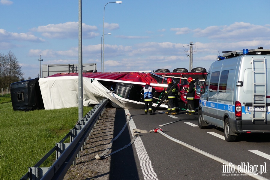 Wypadek na S22. Po zderzeniu dwóch pojazdów ciężarówka zablokowała na kilka godzin "Berlinkę", fot. 26