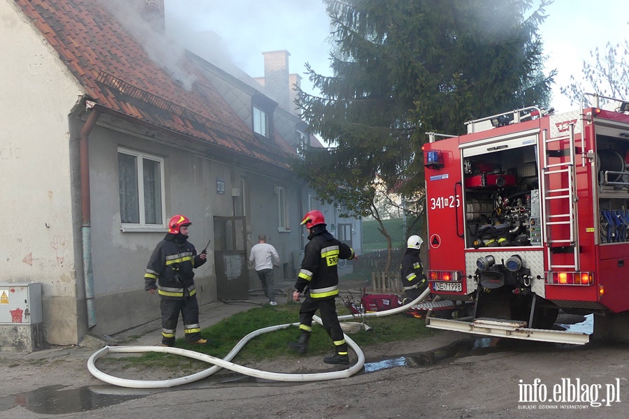 Kamienna: pożar w mieszkaniu na pierwszym piętrze. Jedna osoba przewieziona do szpitala, fot. 1