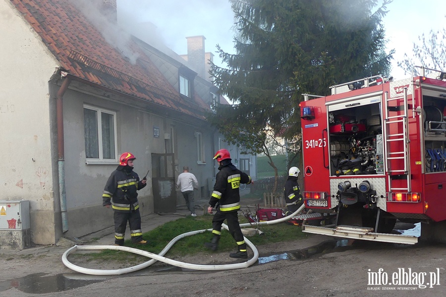 Kamienna: poar w mieszkaniu na pierwszym pitrze. Jedna osoba przewieziona do szpitala, fot. 1