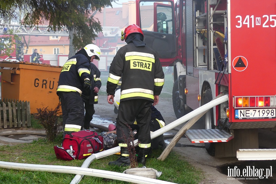 Kamienna: poar w mieszkaniu na pierwszym pitrze. Jedna osoba przewieziona do szpitala, fot. 2