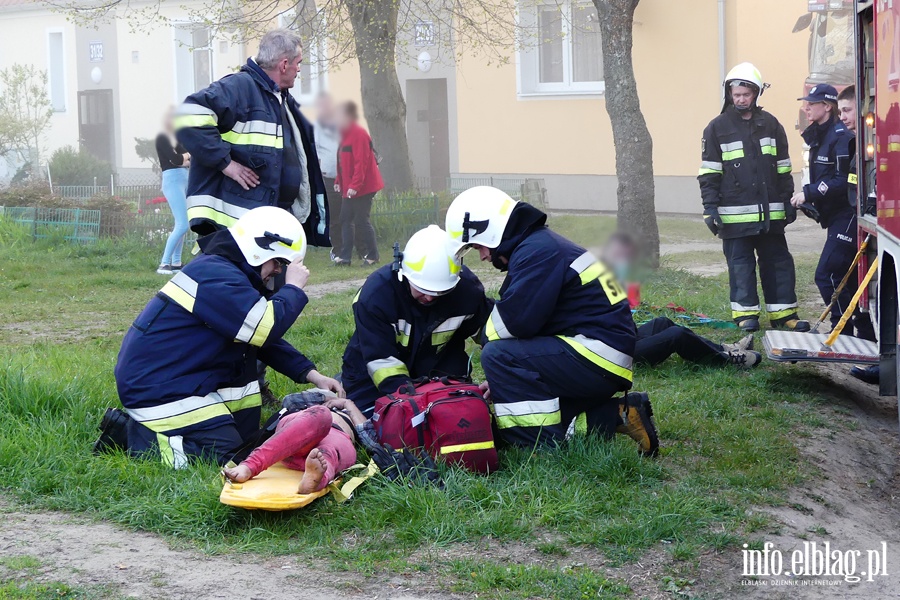 Kamienna: poar w mieszkaniu na pierwszym pitrze. Jedna osoba przewieziona do szpitala, fot. 6