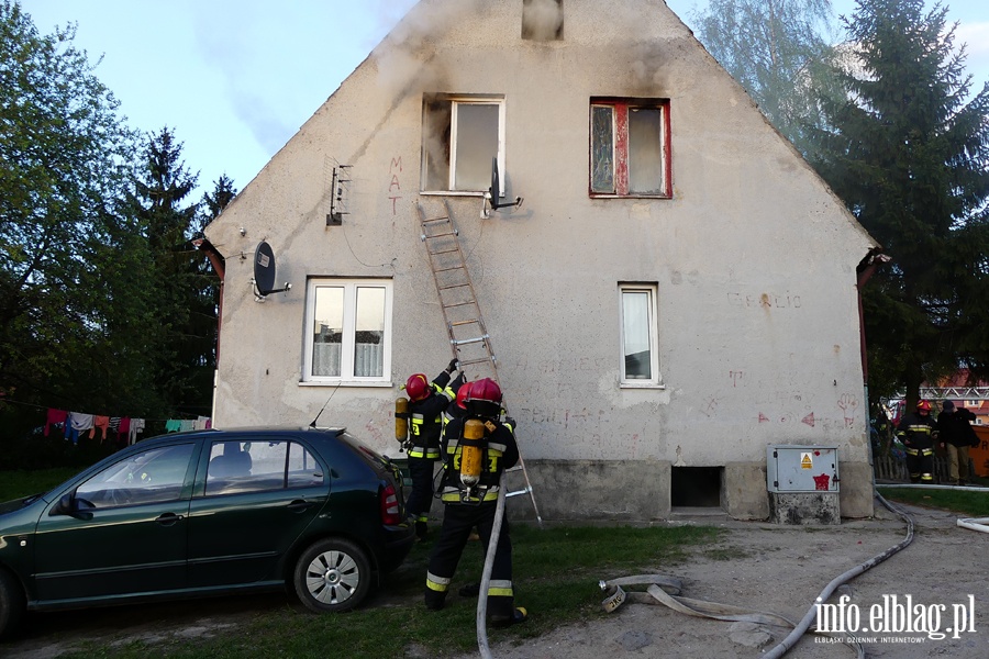 Kamienna: poar w mieszkaniu na pierwszym pitrze. Jedna osoba przewieziona do szpitala, fot. 8