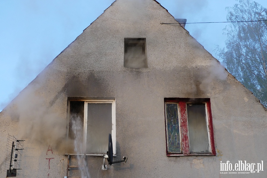 Kamienna: pożar w mieszkaniu na pierwszym piętrze. Jedna osoba przewieziona do szpitala, fot. 9