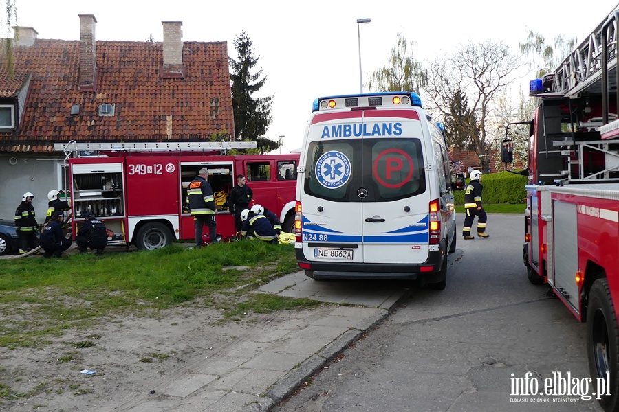 Kamienna: poar w mieszkaniu na pierwszym pitrze. Jedna osoba przewieziona do szpitala, fot. 12