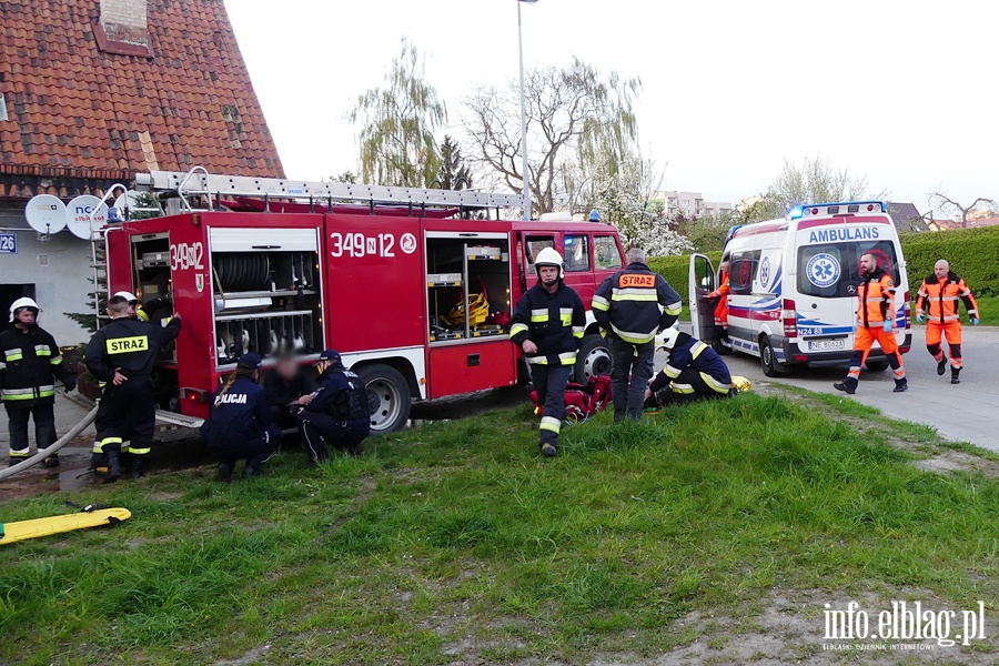 Kamienna: poar w mieszkaniu na pierwszym pitrze. Jedna osoba przewieziona do szpitala, fot. 13