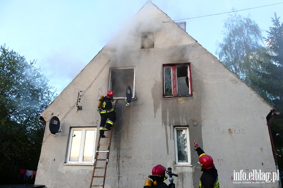 Kamienna: pożar w mieszkaniu na pierwszym piętrze. Jedna osoba przewieziona do szpitala, fot. 14