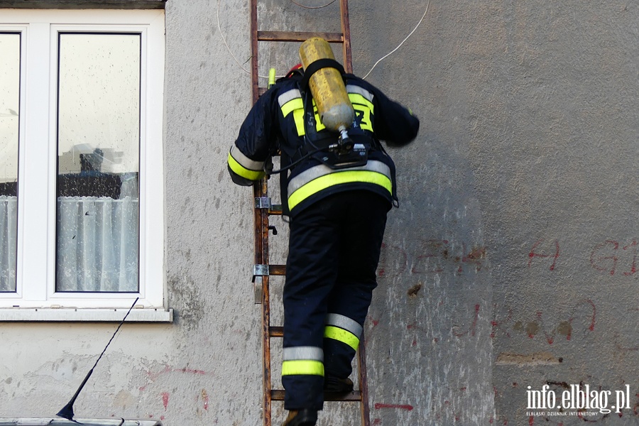 Kamienna: pożar w mieszkaniu na pierwszym piętrze. Jedna osoba przewieziona do szpitala, fot. 15