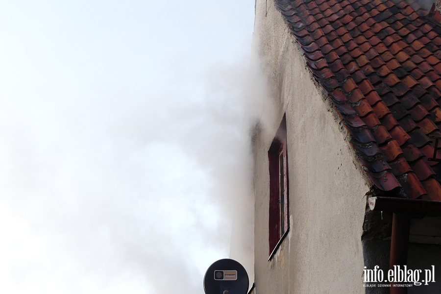 Kamienna: poar w mieszkaniu na pierwszym pitrze. Jedna osoba przewieziona do szpitala, fot. 16