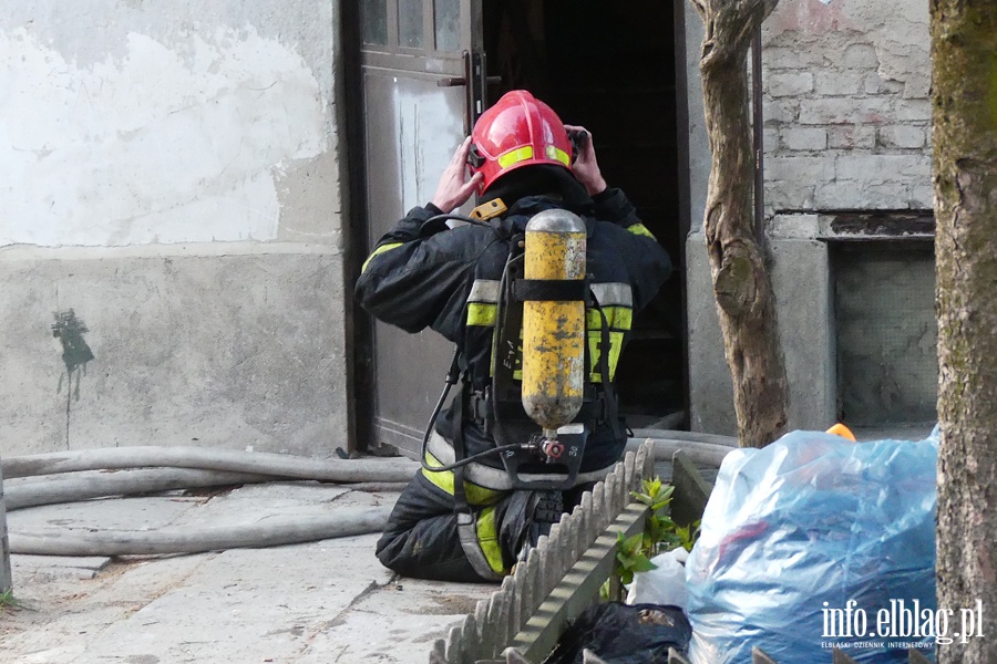 Kamienna: poar w mieszkaniu na pierwszym pitrze. Jedna osoba przewieziona do szpitala, fot. 18