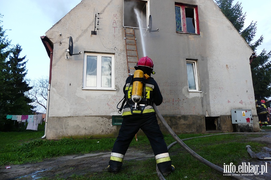 Kamienna: pożar w mieszkaniu na pierwszym piętrze. Jedna osoba przewieziona do szpitala, fot. 20