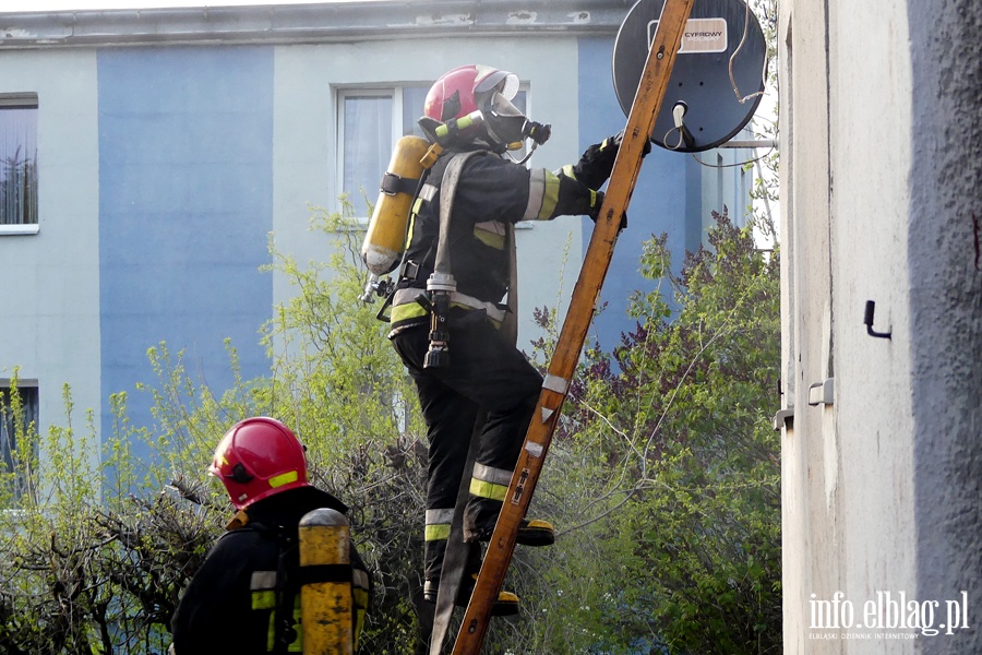 Kamienna: pożar w mieszkaniu na pierwszym piętrze. Jedna osoba przewieziona do szpitala, fot. 22