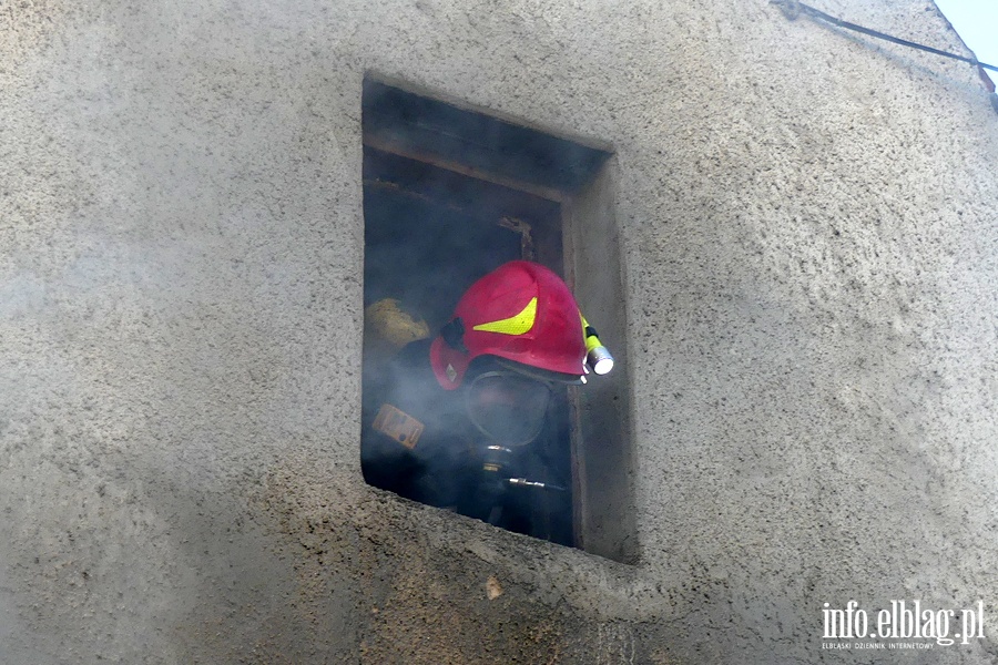 Kamienna: pożar w mieszkaniu na pierwszym piętrze. Jedna osoba przewieziona do szpitala, fot. 23