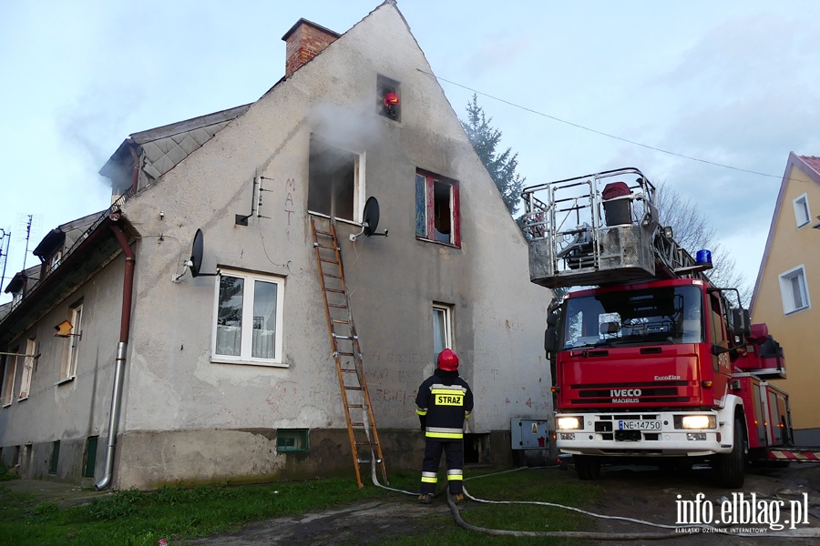 Kamienna: poar w mieszkaniu na pierwszym pitrze. Jedna osoba przewieziona do szpitala, fot. 24