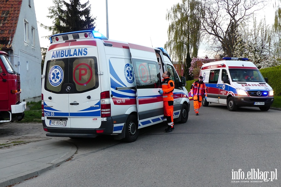 Kamienna: poar w mieszkaniu na pierwszym pitrze. Jedna osoba przewieziona do szpitala, fot. 26