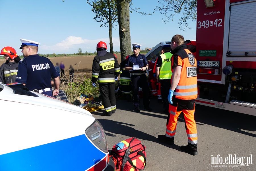 Wypadek midzy Zwierznem a Kpniewem. Autobus uderzy w drzewo, osiem osb rannych, fot. 2