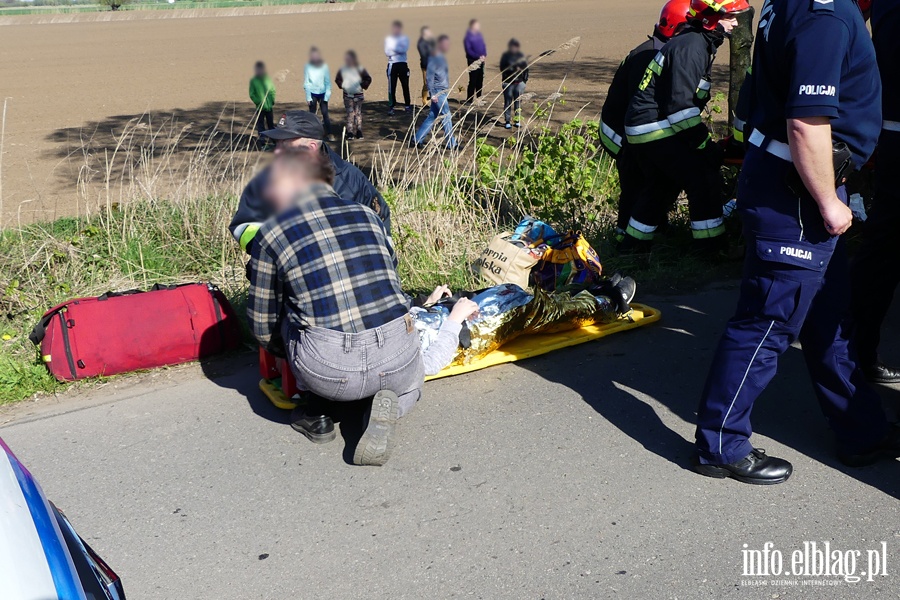 Wypadek midzy Zwierznem a Kpniewem. Autobus uderzy w drzewo, osiem osb rannych, fot. 3