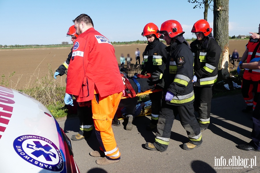 Wypadek midzy Zwierznem a Kpniewem. Autobus uderzy w drzewo, osiem osb rannych, fot. 4