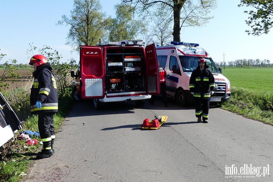 Wypadek midzy Zwierznem a Kpniewem. Autobus uderzy w drzewo, osiem osb rannych, fot. 5