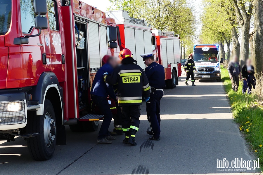 Wypadek midzy Zwierznem a Kpniewem. Autobus uderzy w drzewo, osiem osb rannych, fot. 14