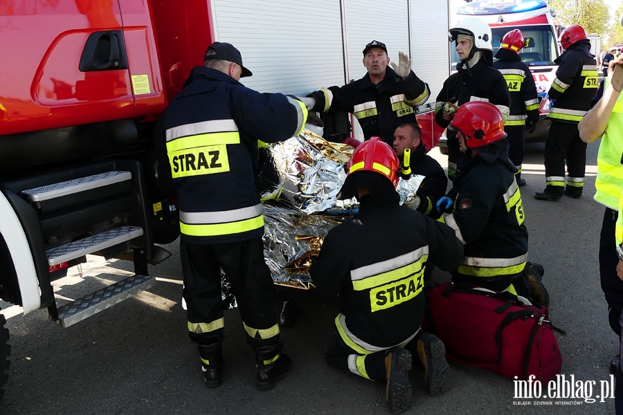 Wypadek midzy Zwierznem a Kpniewem. Autobus uderzy w drzewo, osiem osb rannych, fot. 16