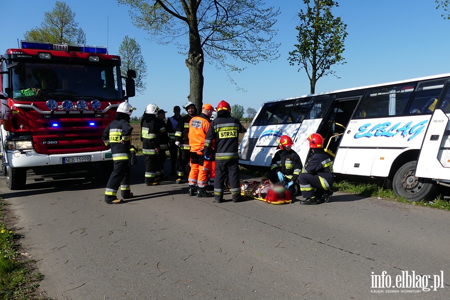 Wypadek midzy Zwierznem a Kpniewem. Autobus uderzy w drzewo, osiem osb rannych, fot. 19