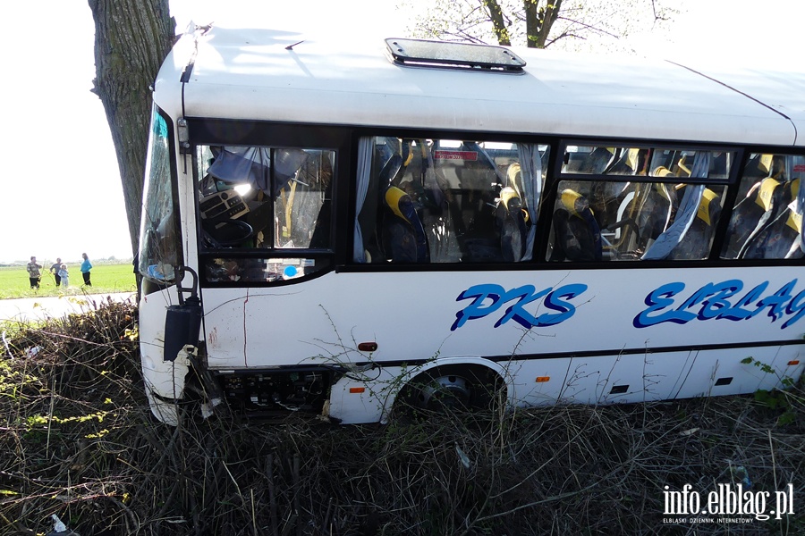 Wypadek midzy Zwierznem a Kpniewem. Autobus uderzy w drzewo, osiem osb rannych, fot. 23