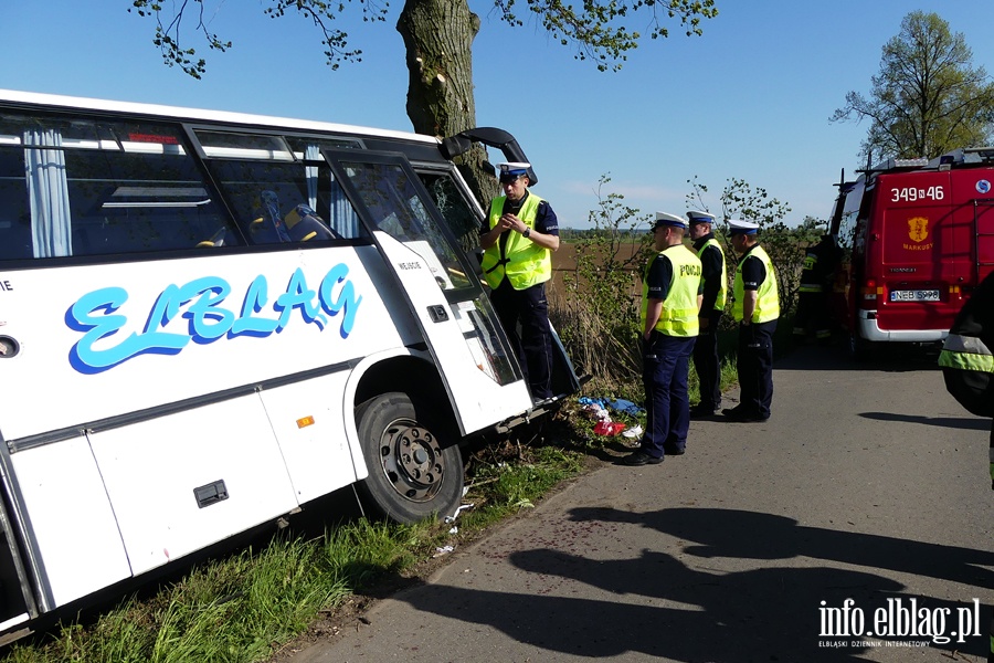 Wypadek midzy Zwierznem a Kpniewem. Autobus uderzy w drzewo, osiem osb rannych, fot. 25