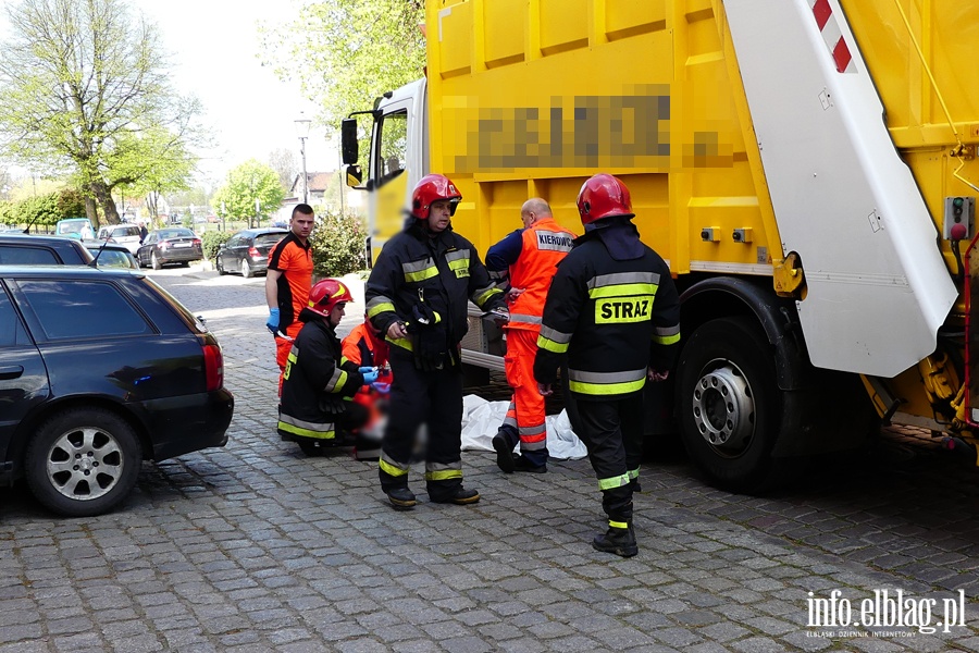 miertelny wypadek na ul. Mostowej. Kobieta zgina pod koami mieciarki, fot. 2