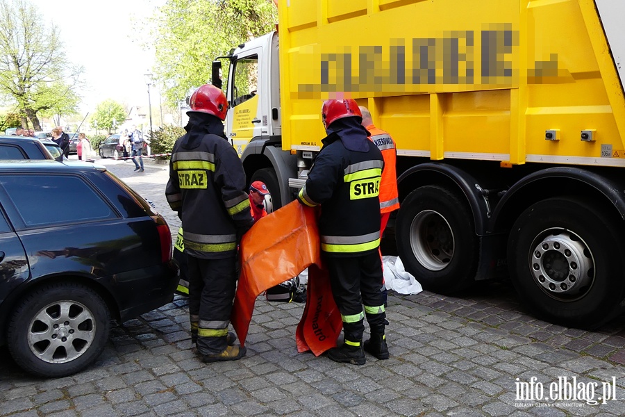 miertelny wypadek na ul. Mostowej. Kobieta zgina pod koami mieciarki, fot. 6