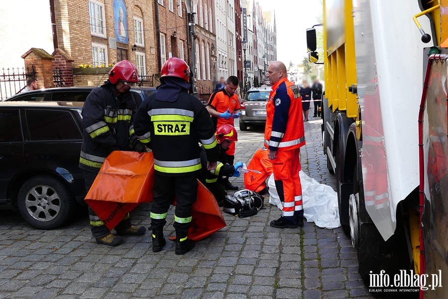 miertelny wypadek na ul. Mostowej. Kobieta zgina pod koami mieciarki, fot. 7