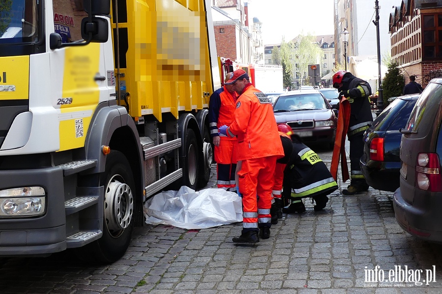 miertelny wypadek na ul. Mostowej. Kobieta zgina pod koami mieciarki, fot. 8