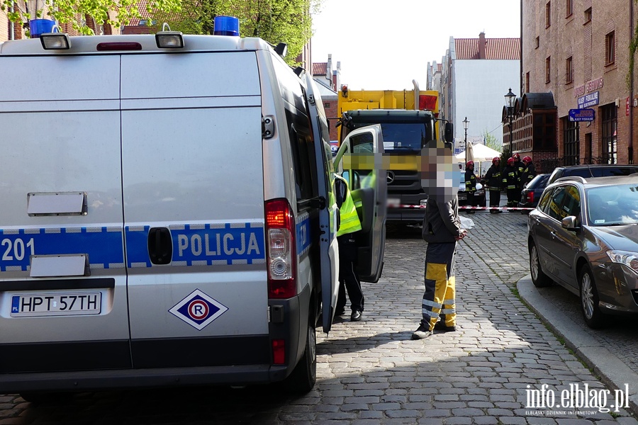 miertelny wypadek na ul. Mostowej. Kobieta zgina pod koami mieciarki, fot. 11