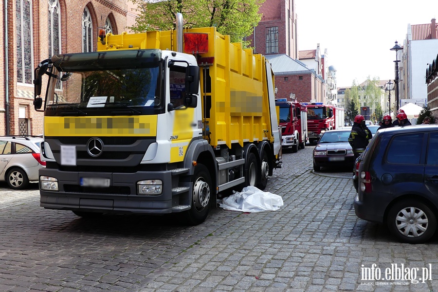 miertelny wypadek na ul. Mostowej. Kobieta zgina pod koami mieciarki, fot. 12