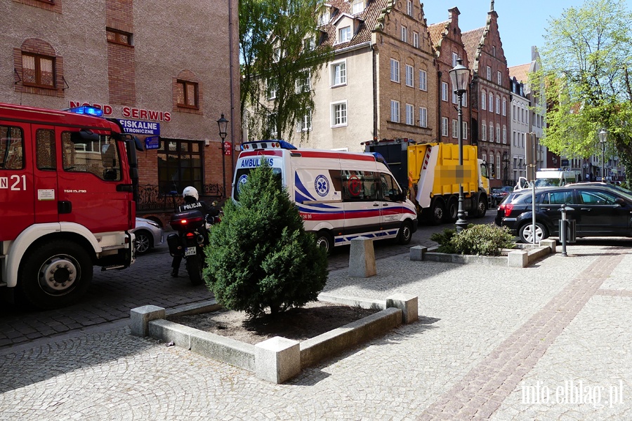 miertelny wypadek na ul. Mostowej. Kobieta zgina pod koami mieciarki, fot. 14