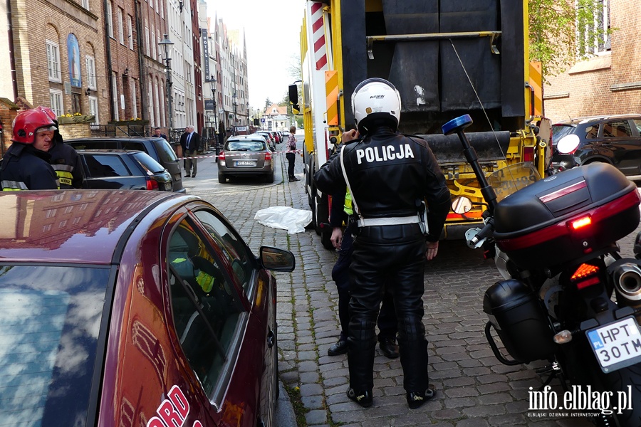 miertelny wypadek na ul. Mostowej. Kobieta zgina pod koami mieciarki, fot. 15