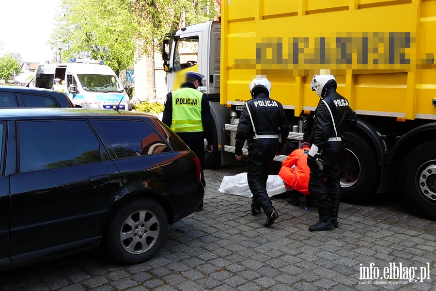 miertelny wypadek na ul. Mostowej. Kobieta zgina pod koami mieciarki, fot. 16