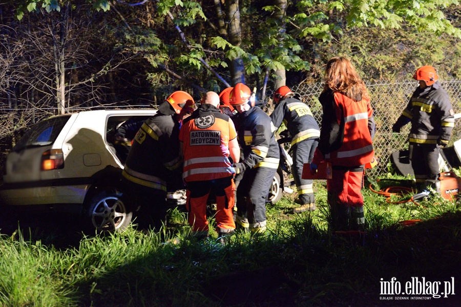 Wypadek w Gronowie Grnym. Pi osb rannych, kierowca prawdopodobnie pijany!, fot. 16