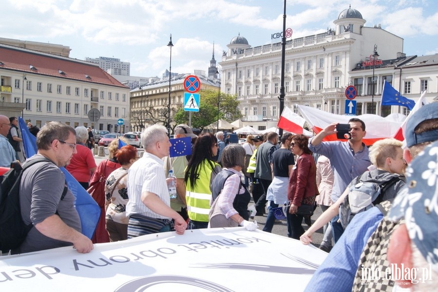 Elblanie podczas stoecznego przemarszu KOD "Jestemy i bdziemy w Europie!", fot. 42