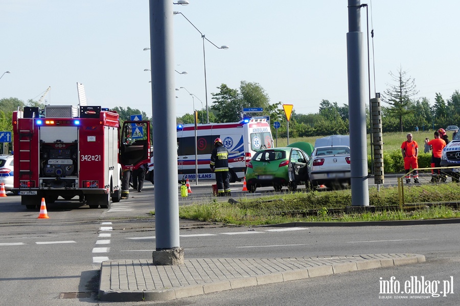 Dbka-Oglna: zderzenie na skrzyowaniu. Jedna osoba w szpitalu, fot. 1