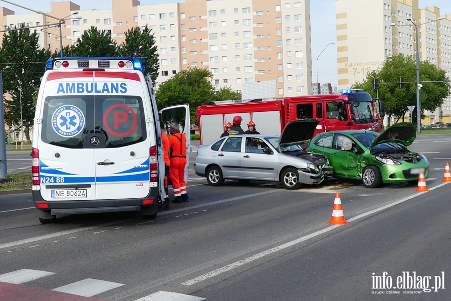 Dbka-Oglna: zderzenie na skrzyowaniu. Jedna osoba w szpitalu, fot. 2