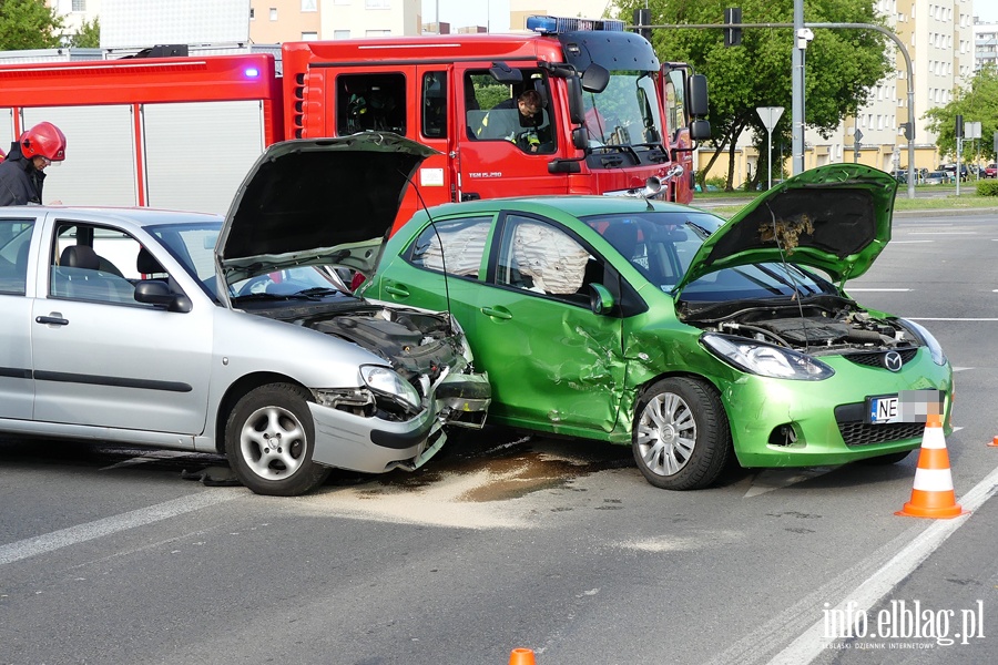 Dbka-Oglna: zderzenie na skrzyowaniu. Jedna osoba w szpitalu, fot. 3