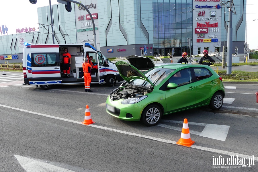 Dbka-Oglna: zderzenie na skrzyowaniu. Jedna osoba w szpitalu, fot. 9